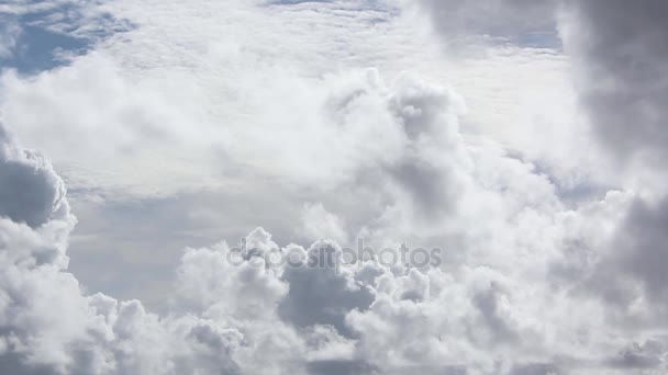 Witte wolken en blauwe lucht — Stockvideo