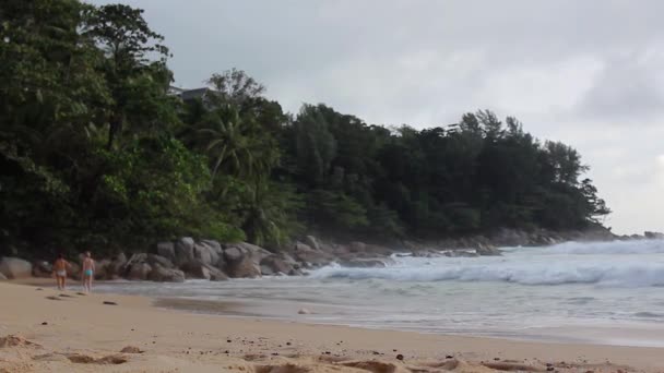 Zwei süße Mädchen gehen zusammen den Strand hinunter — Stockvideo