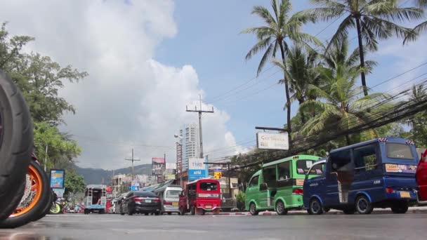 ป่าตอง ภูเก็ต ประเทศไทย พฤศจิกายน ค.ศ. 2016 การจราจรบนถนนตอนกลางวัน — วีดีโอสต็อก