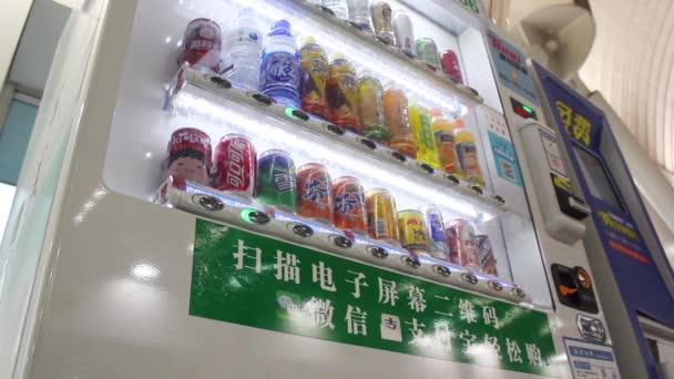 Máquina expendedora en Beijing, China con diferentes tipos de bebidas — Vídeo de stock