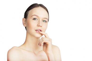 Taze cilt kameraya bakarak çekici kadın