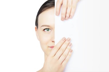 Beyaz afiş ile güzel kız