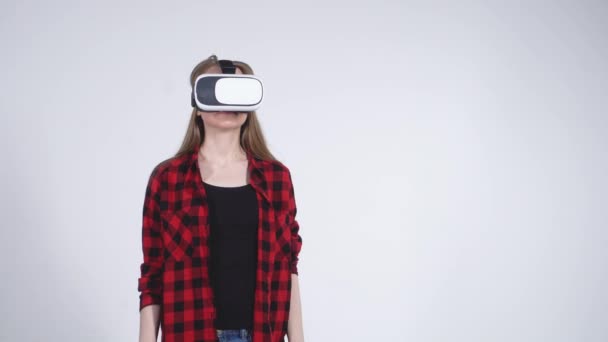 Ung flicka i Virtual Reality hjälmen lugnt utforska den virtuella världen — Stockvideo