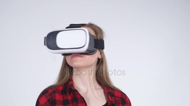 Menina com VR Set Cabeça giratória — Vídeo de Stock