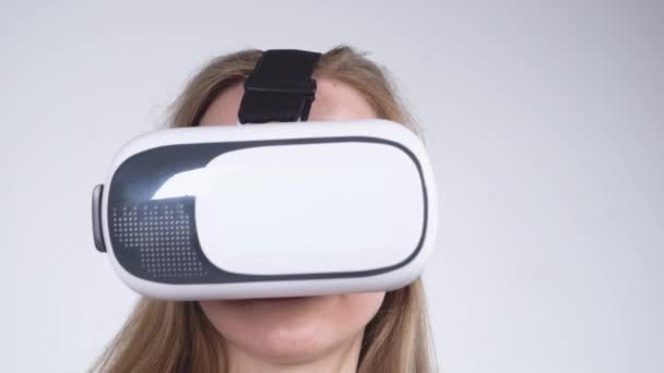 Primo piano estremo della ragazza con auricolare VR — Video Stock