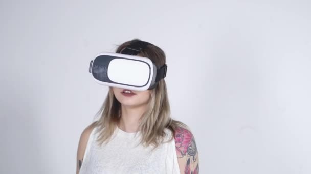 Adolescent en réalité virtuelle casque joue jeu d'horreur — Video