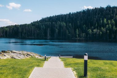 Güzel manzaralı gölün üzerindeki boş ahşap iskeleye yakın çekim