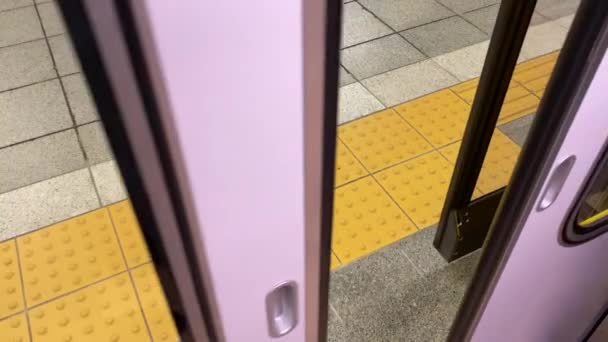 De sluitend deuren van een metro trein in Tokio, Japan — Stockvideo