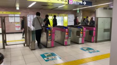 Tokyo, Japonya - Kasım 2019: İnsanlar otomatik bilet kapısından içeri giriyor