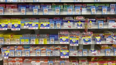 Tokyo, Japonya - Kasım 2019: Vitaminli Japon eczanesi