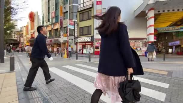 Tokyo, Japan - Cirka november 2019: Upptagen gata vid Kamata station — Stockvideo