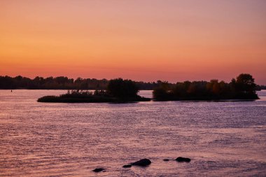 Nehrin üzerinde yaz gün batımı