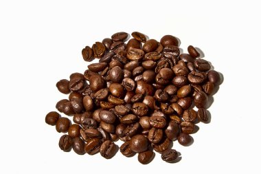 Beyaz arka planda Arabica ve Robusta kahve çekirdekleri