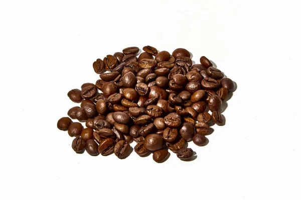 Beyaz arka planda Arabica ve Robusta kahve çekirdekleri