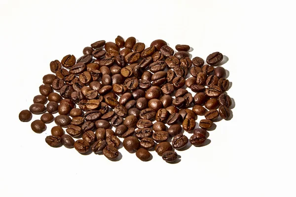 Beyaz arka planda Arabica ve Robusta kahve çekirdekleri