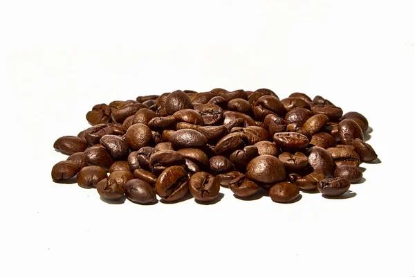Beyaz arka planda Arabica ve Robusta kahve çekirdekleri