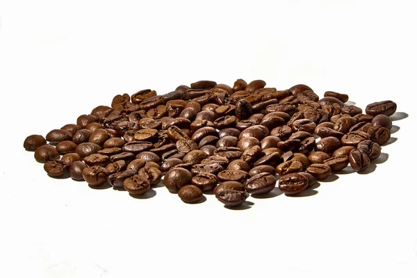 Beyaz arka planda Arabica ve Robusta kahve çekirdekleri