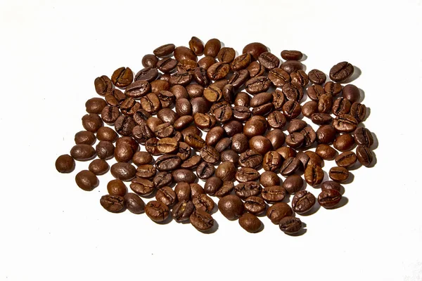 Beyaz arka planda Arabica ve Robusta kahve çekirdekleri