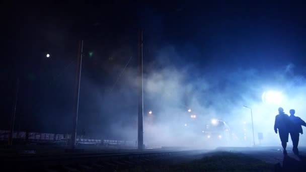 Noční vlak v mlze — Stock video