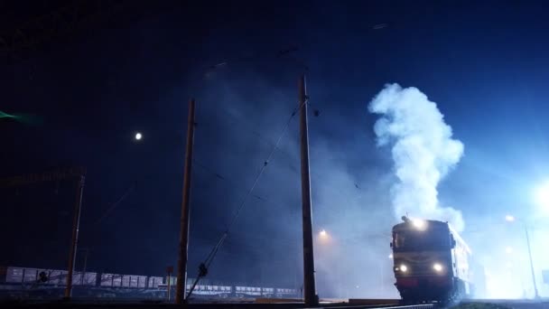 Trem noturno no nevoeiro — Vídeo de Stock