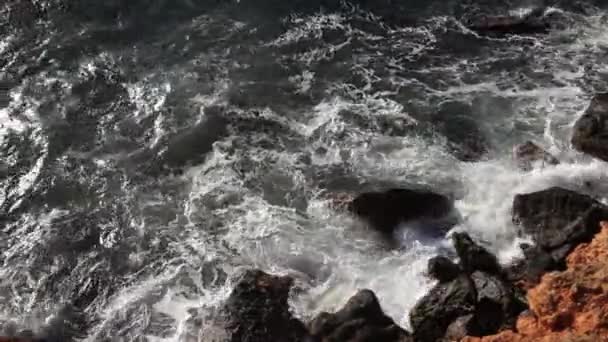 Schwarzes Meer das Schiff segelt auf dem Meer am Horizont, Sturmsee braun. — Stockvideo