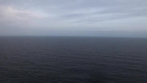 Mar negro o navio navega no mar no horizonte, tempestade mar marrom . — Vídeo de Stock