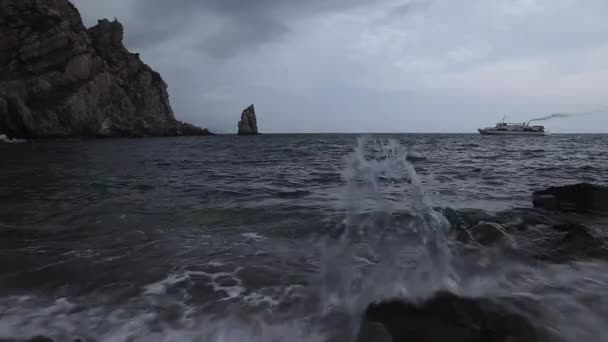 Svarta havet fartyget seglar på havet på horisonten, storm havet brun. — Stockvideo