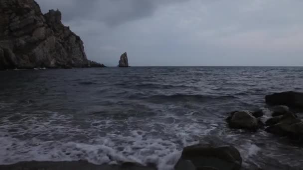 Černého moře loď vyplouvá na moře na obzoru, bouře moře hnědá. — Stock video