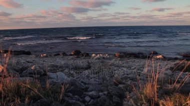 Karadeniz Crimea fırtına deniz kahverengi, dalgalar ve kayalar