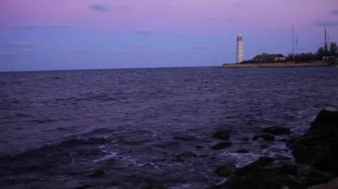 Liman Crimea, deniz feneri, gemi, denizde kuş sürüsü