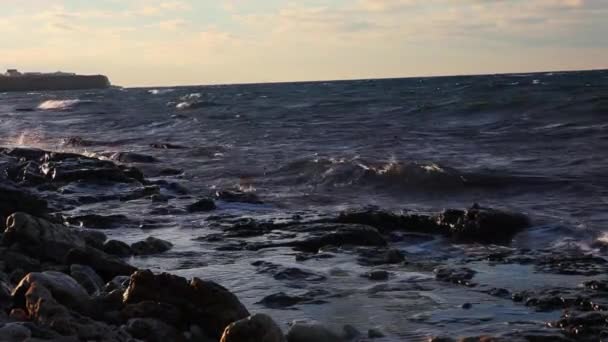 Mer noire Crimée tempête mer brun, vagues et rochers — Video
