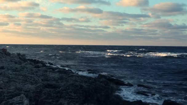 Μαύρη Θάλασσα Κριμαία καταιγίδα στη θάλασσα καφέ, κύματα και βράχια — Αρχείο Βίντεο