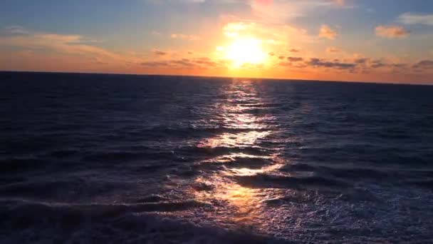 Mer noire Crimée tempête mer brun, vagues et rochers — Video