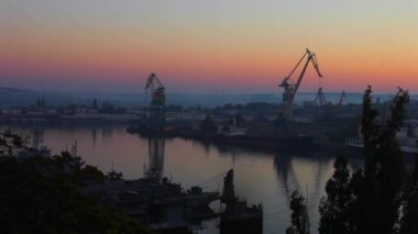 Liman Crimea, deniz feneri, gemi, denizde kuş sürüsü