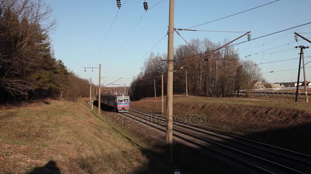 Поезд синий универсал, скоростной поезд, осенние холмы — стоковое видео