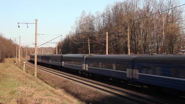 Zug Blauer Waggon, Schnellzug, Herbsthügel — Stockvideo