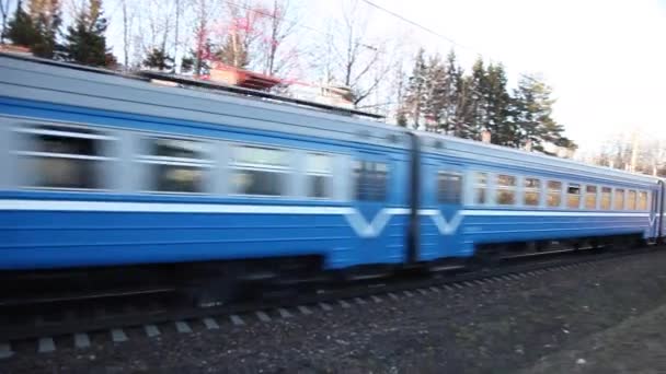 Trein blauwe wagen, snelle trein, herfst hills — Stockvideo