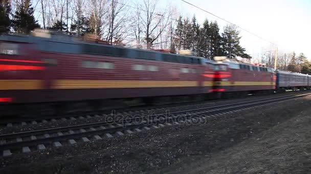 電車の青いワゴン、高速列車、秋の丘 — ストック動画