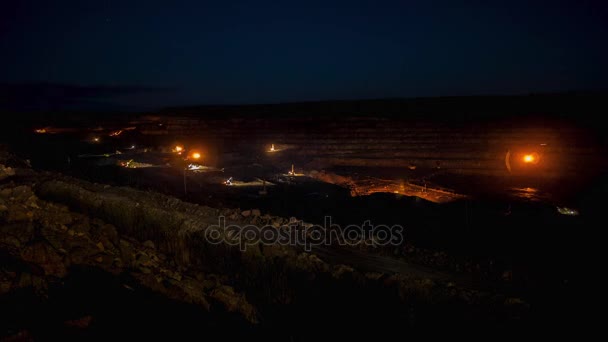 Minería de granito, cascadas, ríos subterráneos, cantera de granito con una cascada en la primavera, cascadas en granito, Un cielo azul en una cantera de granito, un río de montaña . — Vídeos de Stock