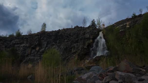 Gruvdrift granit, vattenfall, underjordiska floder, granit stenbrottet med vattenfall i våren, vattenfall på granit, en blå himmel i granit stenbrott, en mountain river. — Stockvideo