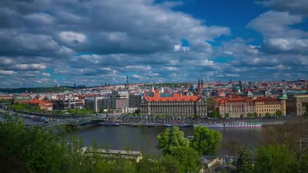 Praga dzień przechodzi w noc, starego miasta jest oświetlony przez latarki, Park w Pradze — Wideo stockowe
