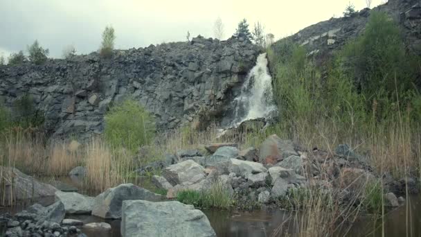 Gruvdrift granit, vattenfall, underjordiska floder, granit stenbrottet med vattenfall i våren, vattenfall på granit, en blå himmel i granit stenbrott, en mountain river. — Stockvideo