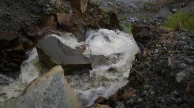 Araştırma granit, granit ocağı Bahar, şelaleler üzerinde granit, granit ocağı, bir dağ nehir mavi gökyüzünde bir şelale ile şelaleler, yeraltı nehirler.