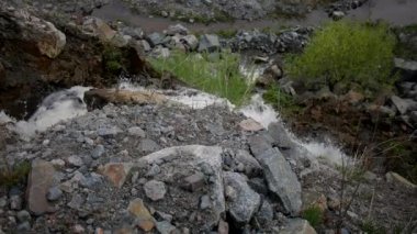 Araştırma granit, granit ocağı Bahar, şelaleler üzerinde granit, granit ocağı, bir dağ nehir mavi gökyüzünde bir şelale ile şelaleler, yeraltı nehirler.