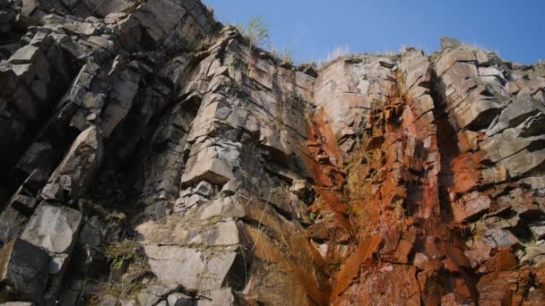 Mineração de granito, pedreira de granito com uma cachoeira na primavera, cachoeiras em granito . — Vídeo de Stock