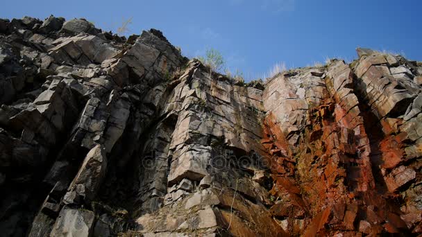 Видобуток граніту, гранітний кар'єр з водоспадом навесні, водоспади на граніті . — стокове відео