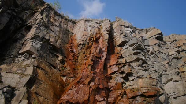 Mineração de granito, pedreira de granito com uma cachoeira na primavera, cachoeiras em granito . — Vídeo de Stock