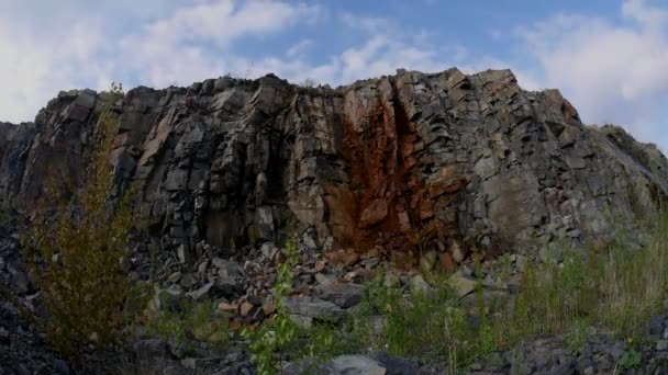 Minería de granito, cantera de granito con una cascada en la primavera, cascadas de granito . — Vídeo de stock