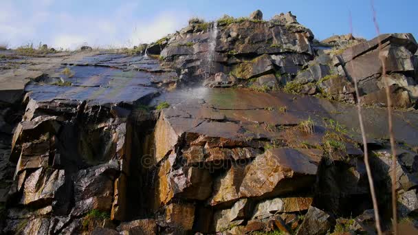 Gruvdrift granit, granit stenbrott med ett vattenfall på våren, vattenfall i granit. — Stockvideo