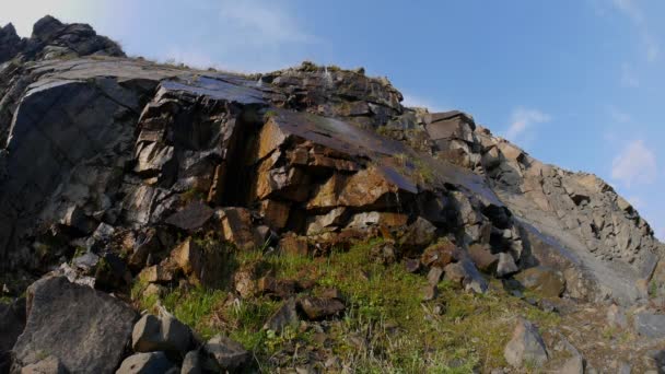 Mineração de granito, pedreira de granito com uma cachoeira na primavera, cachoeiras em granito . — Vídeo de Stock